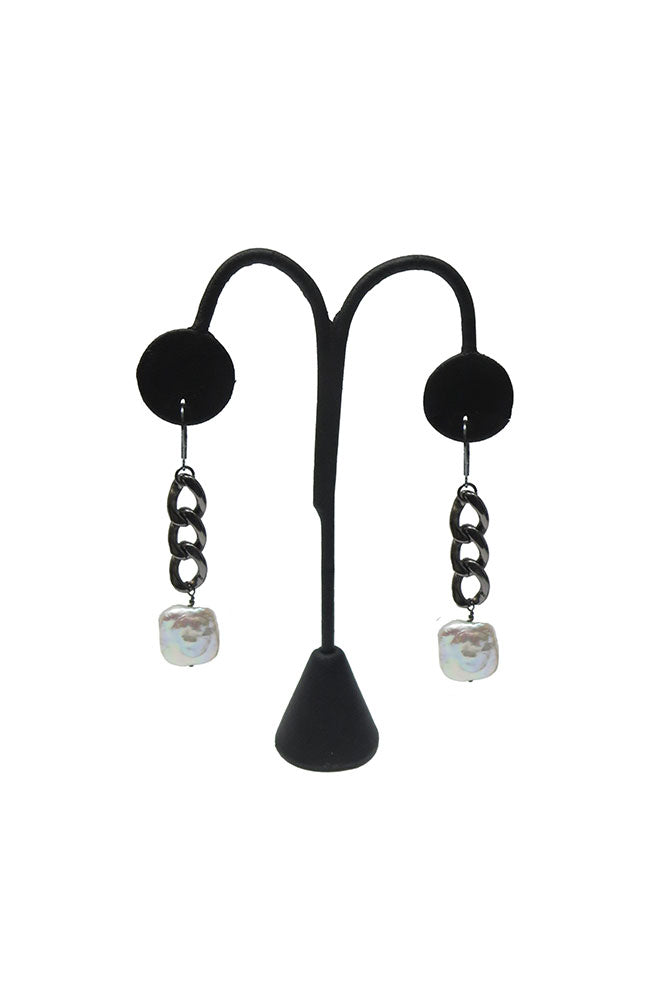 Sq Pearl Blk Chain Earrings